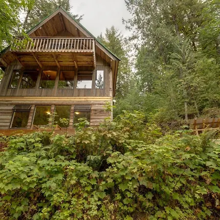 A 3 Story, 3 Bedroom Traditional Rustic Ski And Hiking Chalet
